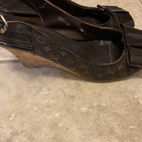 It's Louis Vuitton sandal and comfortable and pretty shoes - Picture 3 of 4